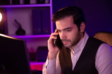 Akıllı iş adamı, akıllı telefondan ortağını ya da yatırımcısını arıyor. Hedef pazar veritabanı klasöründe satış kanalı disiplinlerini, Neon Dark Light Room 'daki ürün hizmetlerini analiz etmek için tartışıyor. Tahmin et..