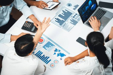 Analist ekibi toplantı odasındaki mali verileri analiz etmek için BI Fintech 'i kullanıyor. İş adamları, ticari öngörü ve stratejik pazarlama planlama için iş dünyası panelinin gücünü kağıt üzerinde analiz ediyor.