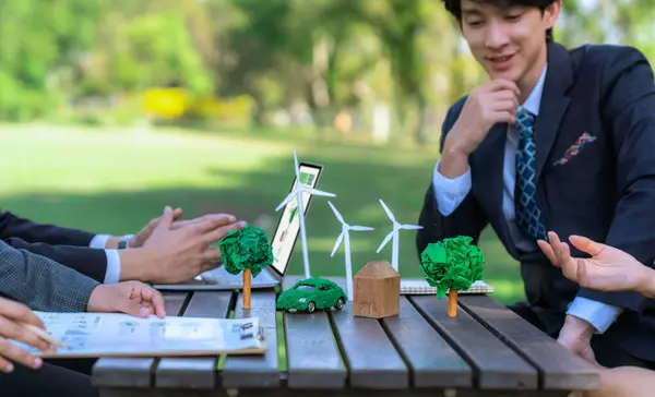 Группа Азиатских Бизнесменов Представляет Экологически Чистый План Развития Устойчивый Технологический — стоковое фото
