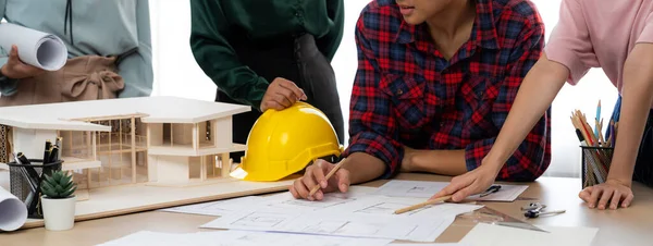 Becerikli mimar takımının tasviri, Mimarlık projesini ev modelleri ve mimari ekipmanlarla toplantı masasında tartışıyor. Yaratıcı tasarım konsepti. - Yakın çekim. Filizlenen.