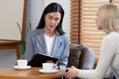 Psikolojik akıl sağlığı danışmanlığı ya da terapi seansındaki genç ve profesyonel bir hastadan akıl hastalığı teşhisi koyarken yardım istemek. Zihinsel tedavi seansı. Blithe