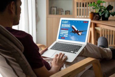 Online uçuş rezervasyon sitesi mod rezervasyon sistemi sağlar. Seyahat teknolojisi kavramı .