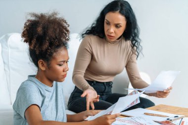 Stresli Afrikalı Amerikalı kadınların kredi kartı borçlarıyla ilgili mali sorunları var. Kötü kişisel para ve ipotek yönetimi krizi kavramını çok önemli ölçüde karşılıyorlar..