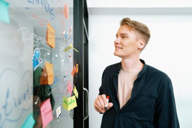 Kafkasyalı profesyonel iş adamının zihin haritası ve renkli yapışkan notlar kullanarak iş pazarlama fikrini kendine güvenle sunuşunun yakın görüntüsü. Proje konseptini başlat. Portre. Tertemiz..