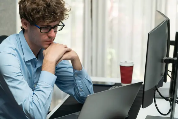 Młody Pracujący Biznesmen Koncentrujący Się Raporcie Biznesowym Laptopie Czekający Informacje — Zdjęcie stockowe