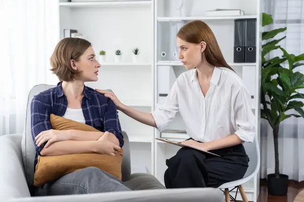 Psikolog, depresyon ya da hayattaki başarısızlıktan sonra keder tedavisi gören üzgün bir kadın. Hayal kırıklığına uğramış genç bir kadın klinikteki duygular hakkında bir psikologla konuşuyor.