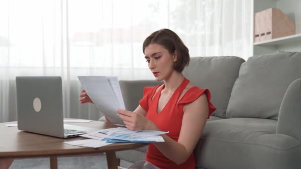Стрессовая Молодая Женщина Испытывает Финансовые Проблемы Задолженностью Кредитной Карте Выплатить — стоковое видео