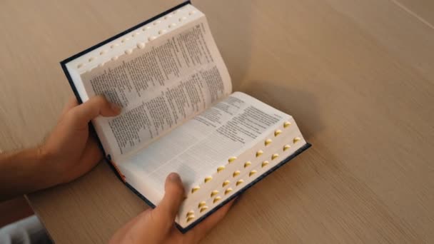 Zeitlupe Christlich Katholische Anhänger Lesen Die Heilige Bibel Mit Sinn — Stockvideo