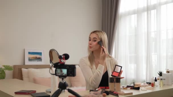 Mujer Joven Haciendo Belleza Contenido Vídeo Tutorial Cosmético Para Las — Vídeos de Stock