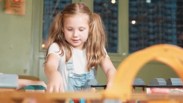 Мультикультурная Девочка Играет Игрушки Улучшения Развития Творчества Разнообразные Ученики Сидят — стоковое видео