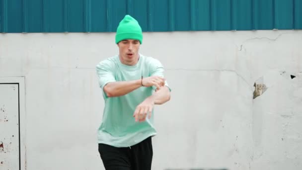 Caddede Hareketli Bir Şekilde Dolaşan Genç Hipster Yakın Çekimi Kafkasyalı — Stok video