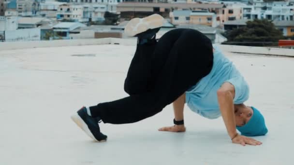 Dançarina Boy Caucasiana Profissional Praticando Dança Rua Telhado Com Cidade — Vídeo de Stock