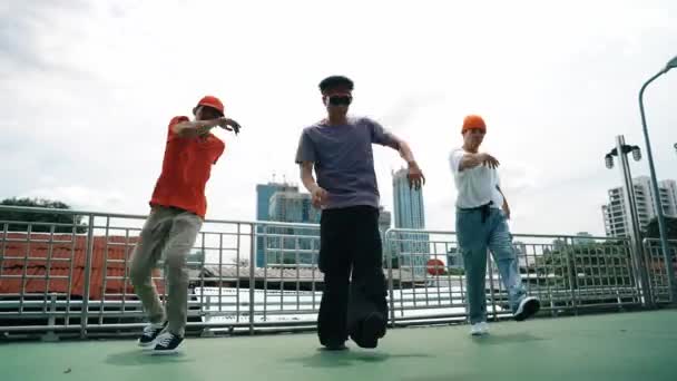 一群熟练的霹雳舞者在屋顶上与城市或摩天大楼的景观一起表演嘻哈脚步声 帅气的嬉皮士队在公共场合表演时髦的音乐 2024年户外运动 神气活现 — 图库视频影像
