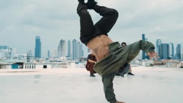 Tim Break Dance Profesional Berlatih Tarian Boy Sementara Teman Teman — Stok Video