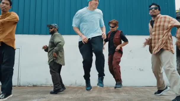 Grupa Hip Hopowych Choreografów Tańczących Taniec Uliczny Razem Ścianie Młody — Wideo stockowe