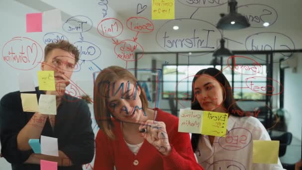 Jovens Criativos Iniciam Ideia Brainstorming Equipe Negócios Resolver Problemas Usando — Vídeo de Stock