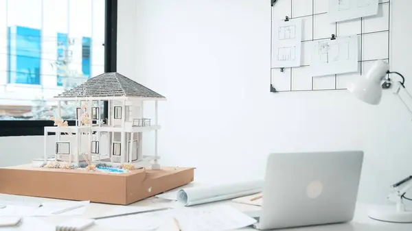 Крупним Планом Зображення Сучасної Моделі Будинку Ноутбука Креслення Архітектурного Обладнання — стокове фото