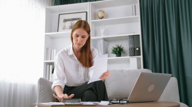 Stresli genç bayanın kredi kartı borçlarıyla ilgili mali sorunları var. Kötü kişisel para ve mortgage ödeme yönetimi krizinden korunmak için. Kadınlar aşırı harcama yüzünden finansal iflastan endişe ediyorlar.