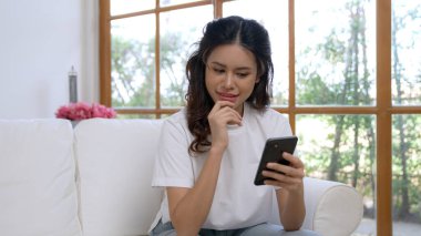 Genç bir kadın internet üzerinden alışveriş yapmak için internet üzerinden internet üzerinden internet üzerinden alışveriş yapıyor. Modern ve konforlu çevrimiçi alımlar güvenli ve uygun alışverişleri sağlar.