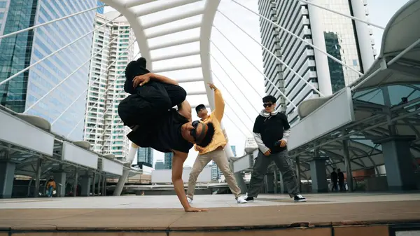Grupul Dansatori Profesioniști Stradă Înveseliți Timp Hipsterul Asiatic Efectuează Pași — Fotografie, imagine de stoc