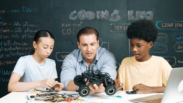 Akıllı Öğretmen Araba Modelini Farklı Öğrencilere Denetliyor Karışık Irk Dinleyicisi — Stok fotoğraf