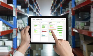 Ekip projesinin zaman çizelgesini gösteren bilgisayar ekranında, modern iş projesi yönetimi için proje planlama yazılımı