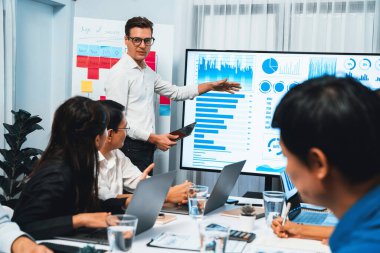 Ofiste sunum ya da analist ekibiyle toplantı odasında mali verileri analiz etmek için BI Fintech 'i kullanmak. İş adamları stratejik planlama için TV ekranında BI gösterge panelini inceliyor.