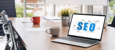 Model e-ticaret için SEO arama motoru optimizasyonu ve bilgisayar ekranında gösterilen çevrimiçi perakende işi