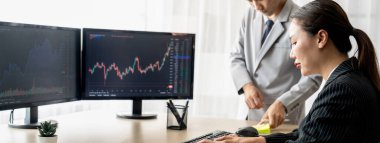 Profesyonel borsacı, finansal yatırım için yetenekli bir iş kadınına büyüme grafiği ile ilgili hisse senedi sundu. Hisse senedi. Hisse senedi. Borsa konsepti. Filizlenen..