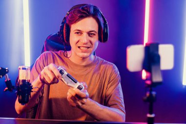 Kontrol kumandalı akıllı oyun flamasının tadını çıkarın. Modern teknoloji siber aydınlatma odasındaki yetenekli oyuncularla akıllı telefon reklamı üzerinden canlı yayın yapın. Bireysel.