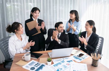 Ofis masasındaki finansal veri raporlarını analiz eden çeşitli bir grup iş analisti. Stratejik pazarlama planlaması için iş istihbarat analizine göre grafikler ve grafikler.