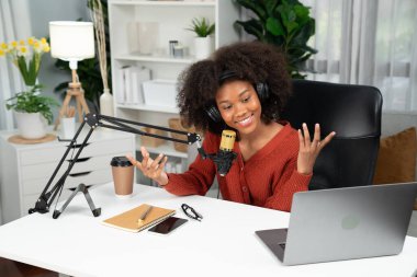 Güzel Afrikalı kadın sunucu kanalı çevrimiçi yayın yoluyla konuşuyor pazarlama öğretiyor, dinleyicileri canlı ya da çevrimiçi. İş yerindeki herhangi bir yer kavramı. Tatlandırıcı.