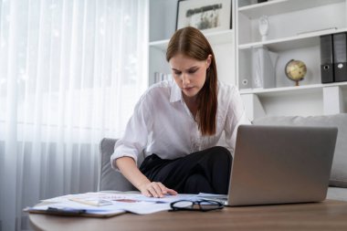 Stresli genç kadının kredi kartı borçlarıyla ilgili maddi sorunları var. Kötü kişisel para ve ipotek yönetimi krizi kavramını en üst düzeyde göstermesi gerekiyor..