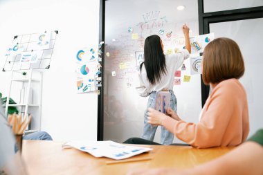 Kafkasyalı genç bir yönetici, iş sorularını güvenle cevaplarken zihin haritası, grafik kullanarak pazarlama stratejisi sunuyor. Takım çalışması, beyin fırtınası, tartışma konsepti. Tertemiz..