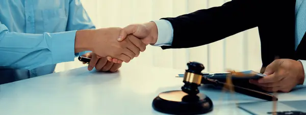 Empresário Advogado Corporativo Fazem Acordo Bem Sucedido Com Aperto Mão — Fotografia de Stock