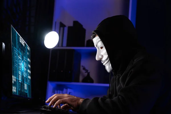 Weiße Lächelnde Kriminelle Anonyme Maske Die Virenverschlüsselung Programmiert Indem Sie — Stockfoto