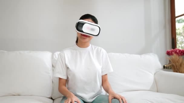 Молодая Женщина Использующая Виртуальную Реальность Очки Себя Дома Бодрости Интернет — стоковое видео