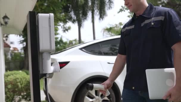在家用电动车充电站安装方面 由合格的技术人员负责 在家用电动车充电器充电系统上进行排除故障和配置安装 太奇怪了 — 图库视频影像