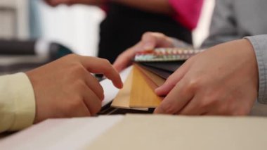 Profesyonel mimar ve iç mimarın yavaş çekim görüntüleri. İç mekan tasarımı için malzeme ve renk paleti sunumu. Müşteri denetimi ve denetimine dayalı. Değiştirilmiş