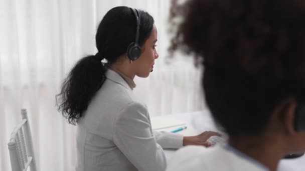 Biznesmeni Noszący Słuchawki Pracujący Biurze Wspierający Zdalnego Klienta Lub Kolegę — Wideo stockowe