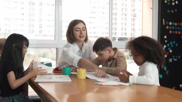 Profesjonell Caucasian Lærer Forteller Historien Til Ulike Studenter Mens Sitter – stockvideo