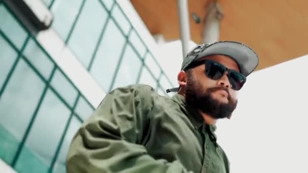 Asiatischer Hipster Blickt Die Kamera Während Auf Einem Wolkenkratzer Tanzt — Stockvideo