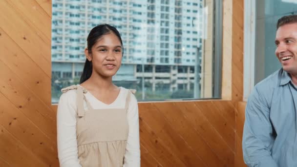 Młody Student Uśmiechający Się Podczas Słuchania Innych Uczniów Spotkaniu Lub — Wideo stockowe
