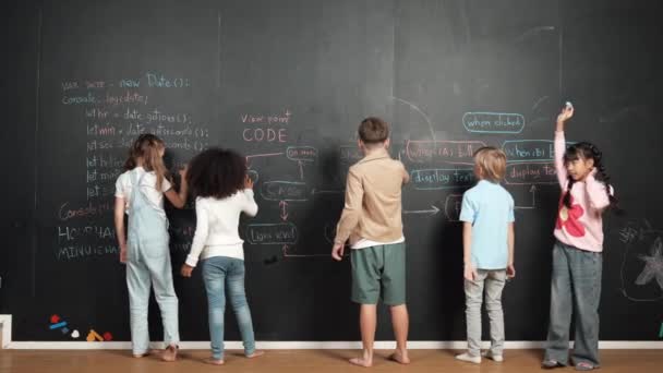 Diverso Estudiante Escribiendo Código Ingeniería Pizarra Clase Tecnología Stem Niños — Vídeos de Stock
