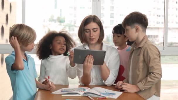 Έξυπνος Δάσκαλος Κρατώντας Tablet Ενώ Ανοικτή Online Μάθημα Για Την — Αρχείο Βίντεο