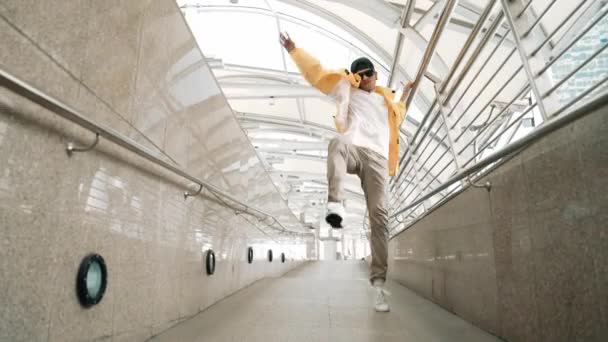 Habilitado Feliz Asiático Hipster Andando Enquanto Dança Corredor Estreito Close — Vídeo de Stock