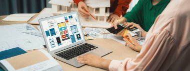 İç mimari ekibinin kırpılmış resmi, mobil uygulama ve web sitesi için UI ve UX tasarımları görüntülenirken renk örnekleri kullanarak renk sunar. Yaratıcı tasarım ve iş konsepti. Değiştirilmiş.