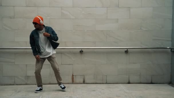 Azjatycki Inteligentny Hipster Pokazać Energiczny Break Dance Szarym Tle Budynku — Wideo stockowe