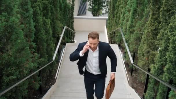 Hombre Negocios Caucásico Subiendo Escaleras Llamando Gerente Mediante Uso Teléfono — Vídeo de stock
