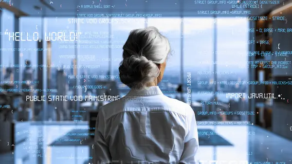 Üst düzey kadın programcı yapay zeka güdümlü pazarlama çözümleri için LISP Açık Robot Hologramı aracılığıyla yazılım analiz ediliyor.